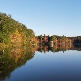 Berkshire Fall Chalet Sauna, Lake & Firepit, hotel i Otis