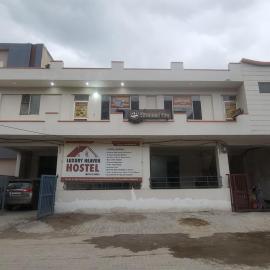 Luxury Heaven Hostel For Couples, Students, Faculties, Corporates، فندق في Chaheru