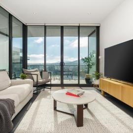 1BR Apartment with Balcony, Gym & City Views - Hosted by Canstay
