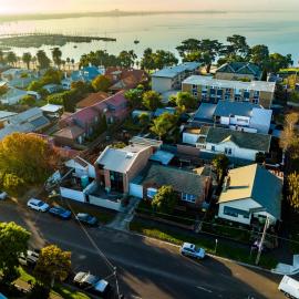 Art Deco Coastal Retreat near Beach and CBD, Mibnb