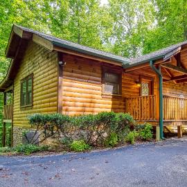 Quilted Pines - Pool, Fire Pit, & Dog Friendly!, hotel in Sevierville