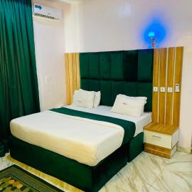 Fast Track Hotel LTD โรงแรมในJalingo