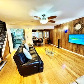 LGA 5 mins, 3 Bedrooms Duplex Private House with Backyard !, Hotel in East Elmhurst