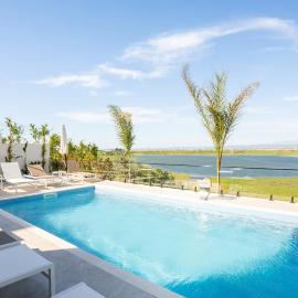 Perched in a unique location !, hotel in Rrashbull
