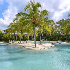 Wonderful Mont Choisy flat, huge lagoon pool, hotel in Mont Choisy