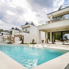 Park Villas Resort&Spa Govora، فندق في Prăjila