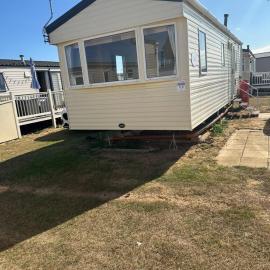 Dog friendly 6 berth caravan at Heacham Holiday Park in Norfolk ref 21036F, Hotel in Heacham