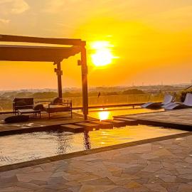 Sunset Lakeview Balcony at Gravit8 Klang by HCK, hotel in Klang