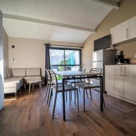 Camping 5 étoiles - Parc aquatique - eecdae, hotel in Saint-Jean-dʼOrbetiers