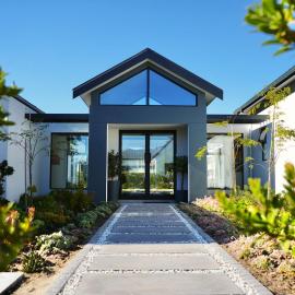 Luxury entertaining home on secure golf estate, hotel in Simondium