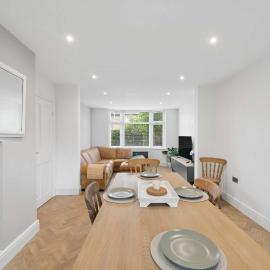 Spacious & Modern home in Chorlton Manchester - Sleeps 5 guests & Free Parking