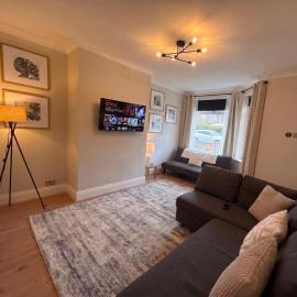 3 Bedroom Perfect Guest Home Sleeps 7 with parking, HU3