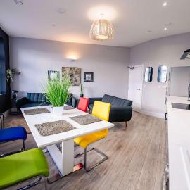 Luxury High Ceiling 2BR Apt Near Centre & Stadium