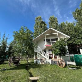 Entire 2BR cottage - NONALCOHOLIC - in an apple orchard near river, Hotel in Tangmarg