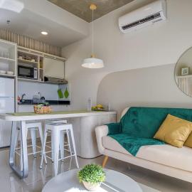 Cozy Apt with Balcony Parks Mall & Dining Nearby