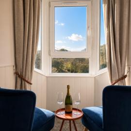 Riverside Cottage Retreat - Sauna & Jacuzzi