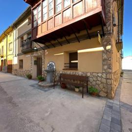 Entrefrutales · Casa Rural entre Árboles y Aromas, hotel in La Vilueña