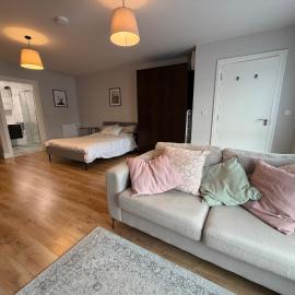 Modern Leixlip Studio with Fast WiFi and Kitchen