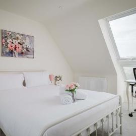 Spacious 5-bed Home in Milton Keynes by Renzo Driveway Parking Close to M1