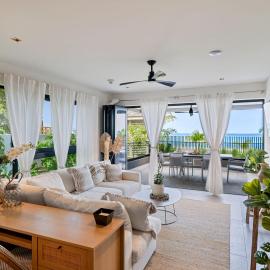 Exceptional Beachfront Condo - Allure 101 2bed: Bridgetown şehrinde bir otel