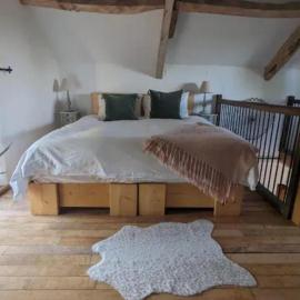1 Bed Barn - Sleeps 2 - Pool - Garden - Bbq, hotel in Taunton