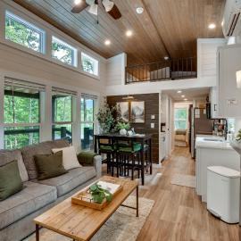 Tiny Home - Fire Pit, Grill, Deck & View!, khách sạn ở Franklin