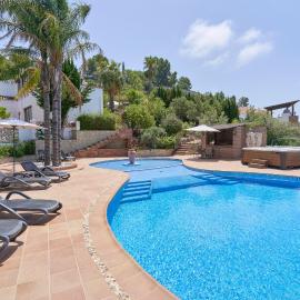 Villa With Infinity Pool Hot Tub, ξενοδοχείο σε Frigiliana