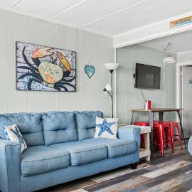 Beachy Studio Condo with Pool and steps from the OC Boardwalk, viešbutis Ošen Sityje