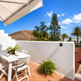Casa Valeria Lanzarote - terraza, BBQ y jardín volcánico, hotel in Tinajo