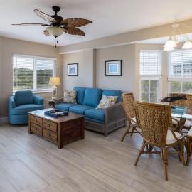 2 BR End Suite Pool Beach & Bar vast views