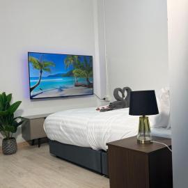 4K Cinema Bungalow Fast WiFi and 5min to Beach