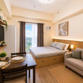 Golf View Studio with Balcony, Wi Fi & Pool Near IT Park Cebu