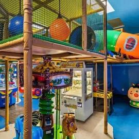 Resort and Lazy River Arcade 15MI to Disney, hotel in Davenport