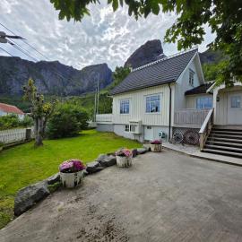 Dragon Villa 4BR Home with Sauna & Jacuzzi