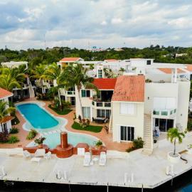 Stunning Large Remodeled Penthouse-Big Canal Views