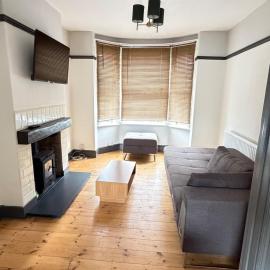 3 Bedroom House Contractor Friendly Long Stays Welcome, Hotel in Bedford