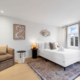 Spacious 2-Level Stay Private Terrace & Parking