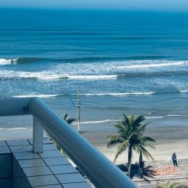 Apto amplo vista para o mar Mongaguá Wi-Fi gratuito aceita pet, hotel em Mongaguá