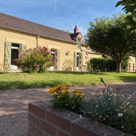 Maison de charme avec jardin au bord du canal、Cuffyのホテル