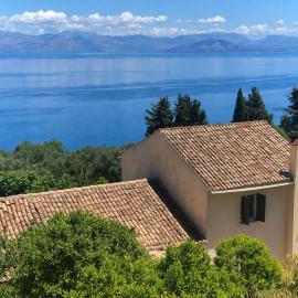 Your dreamy traditional cottage in Corfu، فندق في Chlomós