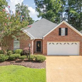 New! Starkville Retreat Walk to MSU, hotel in Starkville
