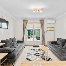 7 min walk to the sea, Free parking, 3 AC, Garden, hotel em Nice