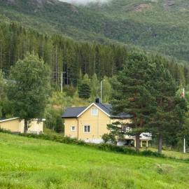 The little yellow house in Rånbogen with fjord and mountain views - Gateway to Lofoten