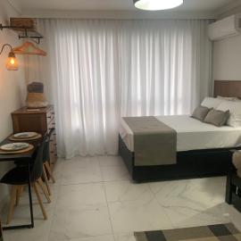 Studio no Gonzaga em frente à praia - Garagem, Ar condicionado, WI-FI
