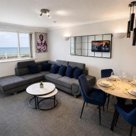 Sea-View Luxury Apartment sleeps 5 - Pet Friendly - Fast WiFi - Off Street Parking - Contractors Dream!!!, hotel em Sheerness