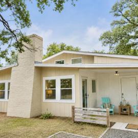 Good Vibes Beach Bungalow 5 Min Walk to Beach, hotel in Oak Island