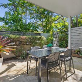2 Bedroom Renovated Townhouse, Walk to Noosa River, hotel in Noosaville