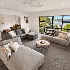 Conifer Grove Family Oasis 5BR Sleeps 10 Amazing Seaview, Hotel in Auckland