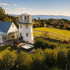 The Lighthouse at Ligar Bay - Romantic Coastal Escape with Spa, Hotel in Tarakohe