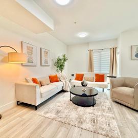 Downtown Townhouse Free Parking near SkyTrain